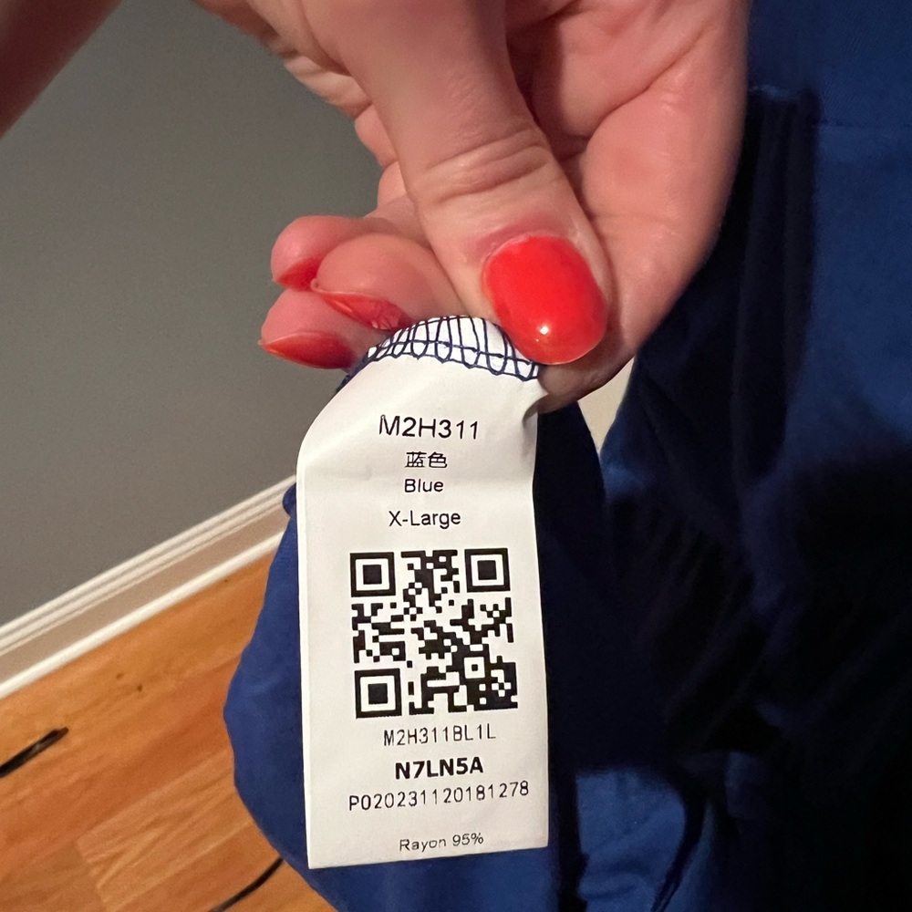 Short sleeve blue v-neck, size XL - Picture 5 of 5